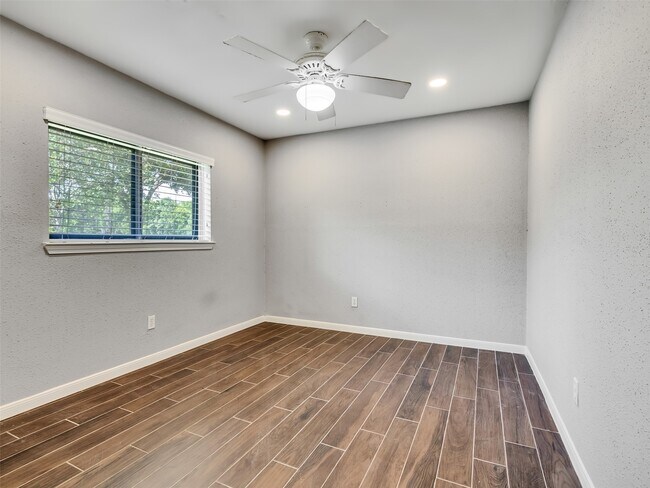 Building Photo - 2554 Olympus Dr