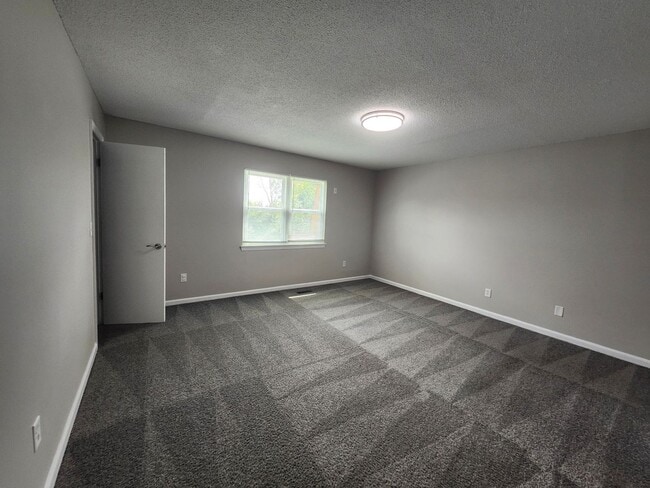 Building Photo - 6221 Bonny Oaks Dr