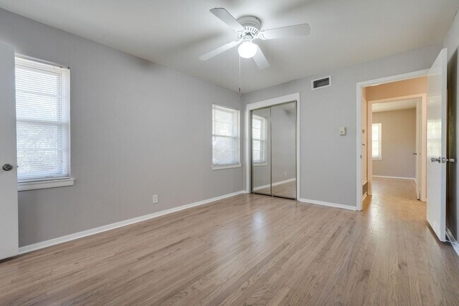 Building Photo - 2442 Oates Dr
