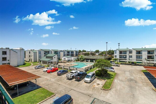 Building Photo - 2820 S Bartell Dr