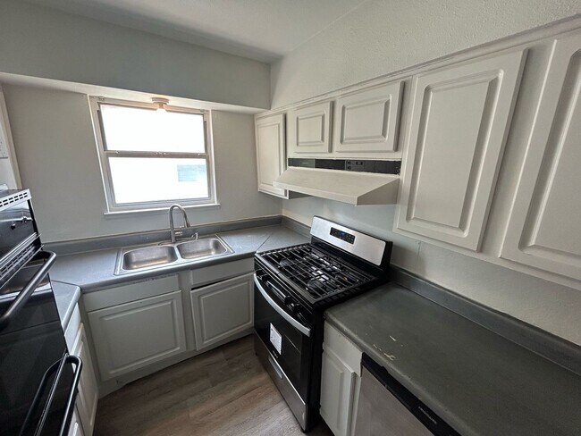 Building Photo - Modern living meets exceptional comfort