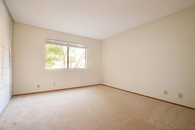 Building Photo - 2 bedroom 2 bath Condo in great neighborhood $3500