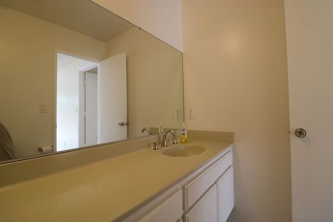 Building Photo - Two story 4/Bed, 2.5/bath  Home for Lease ...