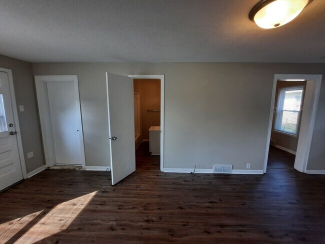 Building Photo - 3 bedroom home with covered patio and garage!
