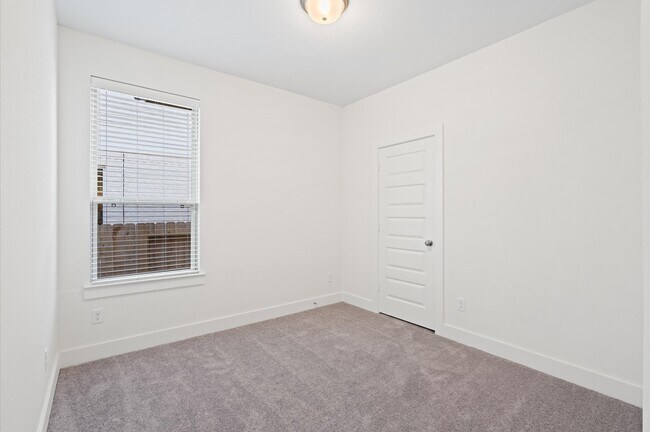 Building Photo - 325 Mallorn Ln