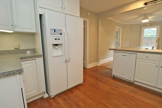 Building Photo - Updated 3 bedroom 2.5 bath home in Sherwood Forest