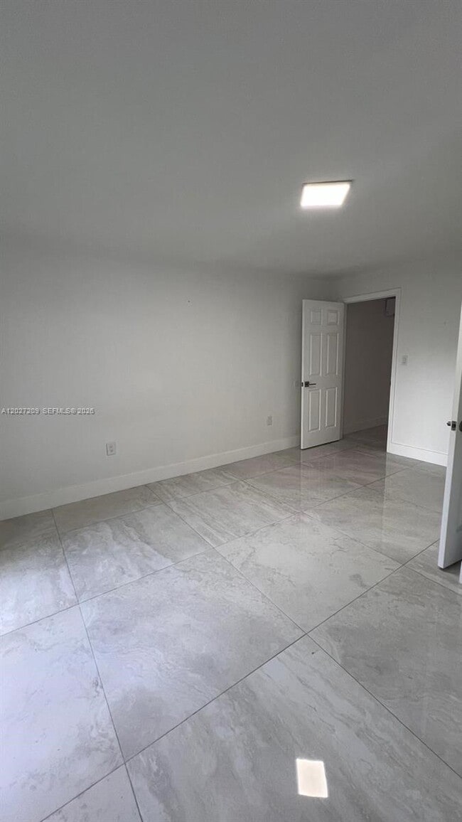 Building Photo - 841 S 24th Ave