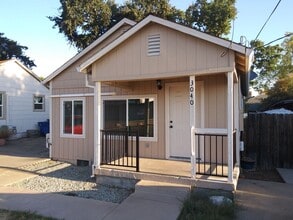 Building Photo - Cottage in W. Redding!