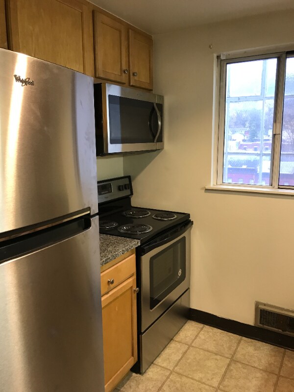 Building Photo - 212 3rd St