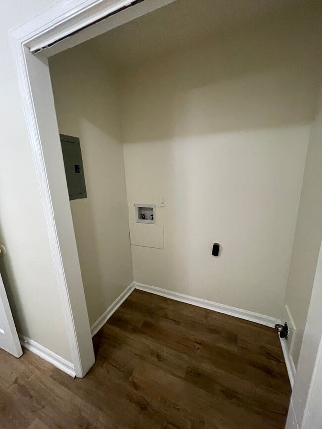 Building Photo - 102 Redstone Dr