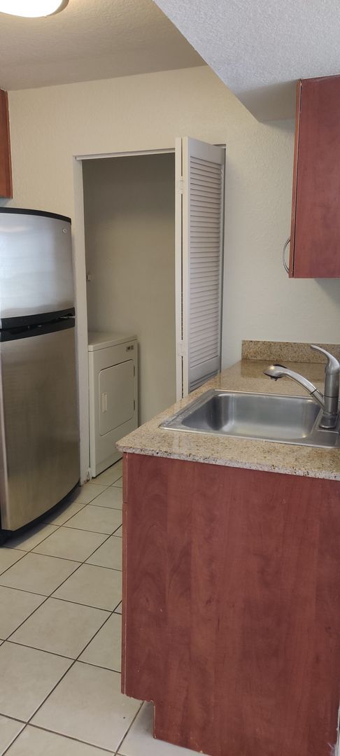 Building Photo - Lexington Place - 1615