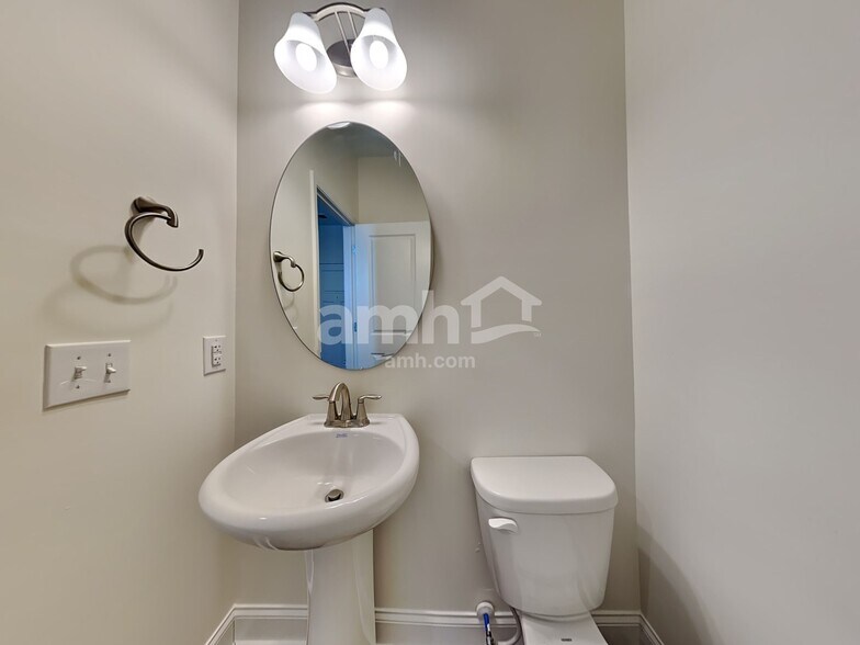 Building Photo - 117 Thatchet Dr