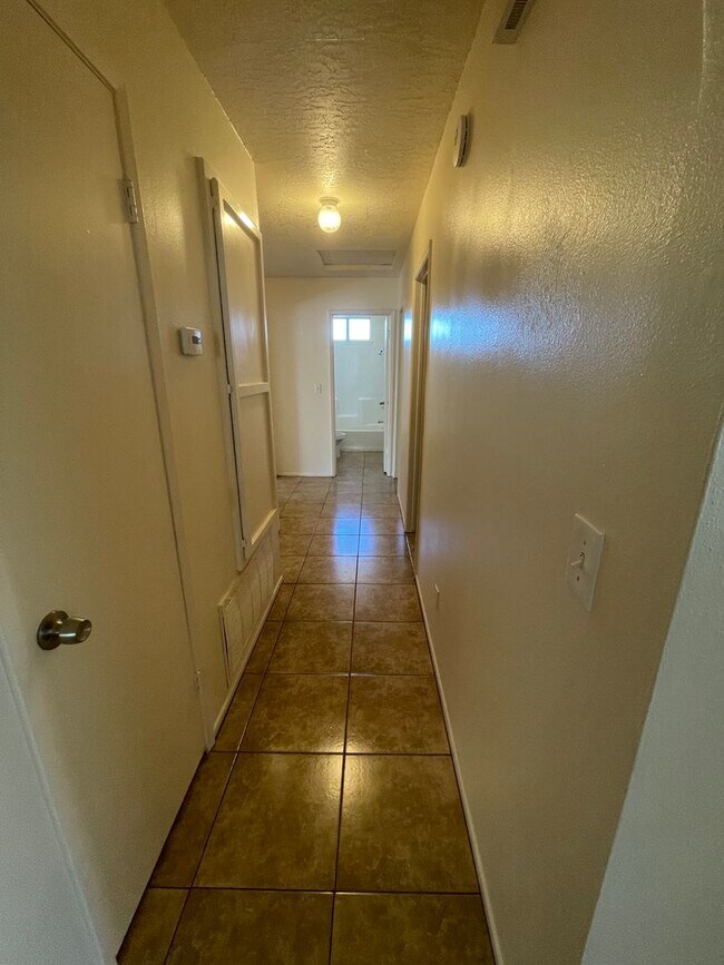 Building Photo - Hesperia-Refurbished- 3 Bedrooms, 2 Bathro...