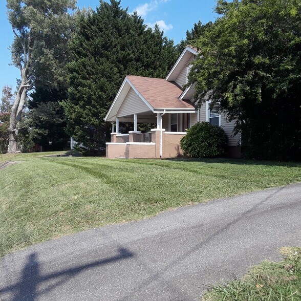 Building Photo - 858 Highland Ave NE