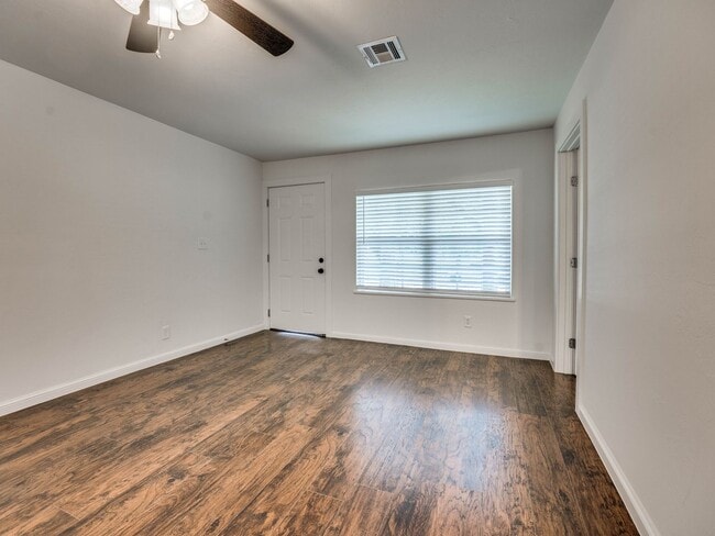 Building Photo - 4 bedroom 2 bath home in Shawnee!