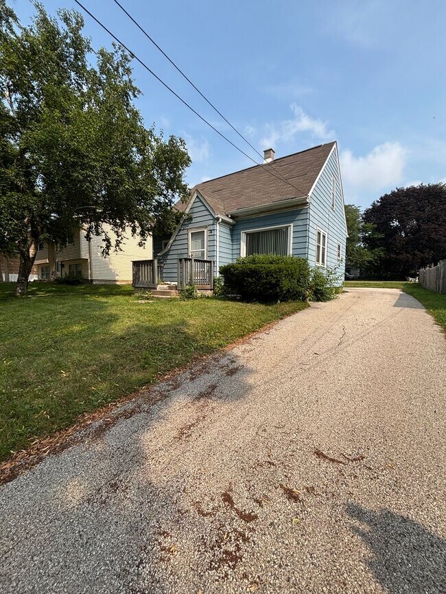 Building Photo - 3BR SINGLE FAMILY HOME, ON HUGE LOT WITH T...
