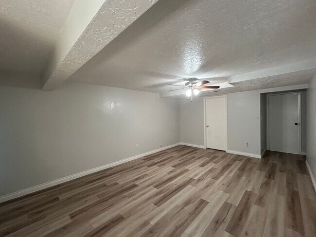 Building Photo - 428 200 E