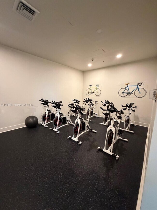 Building Photo - 1900 N Bayshore Dr