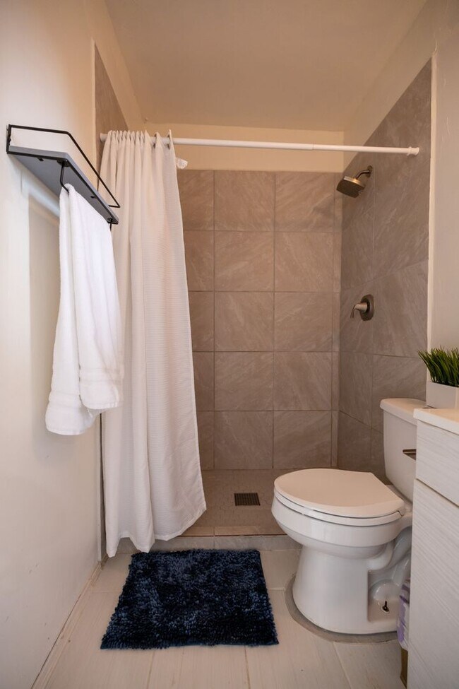 Building Photo - Tour this Private Marana Casita Today! Uni...