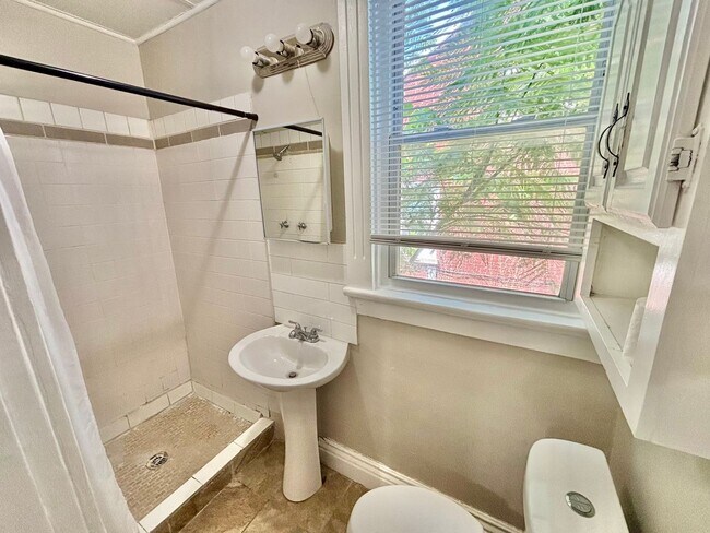Building Photo - Beechmont Neighborhood - 1 Bed 1 Bath with Balcony and Central Air