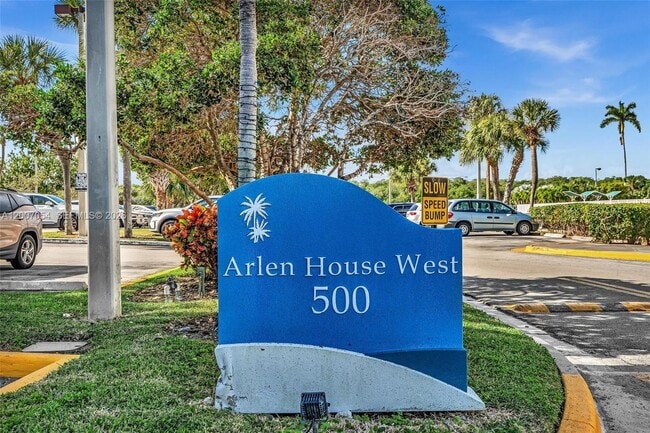 Building Photo - 500 Bayview Dr