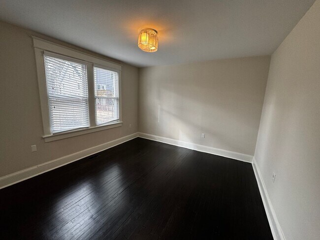 Building Photo - RENOVATED EXPANSIVE 5BD 4BA BRIGHTWOOD HOME