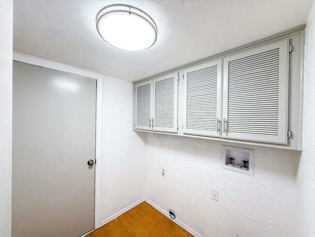 Building Photo - Beautifully Updated 4 Bedroom 2 Bathroom i...
