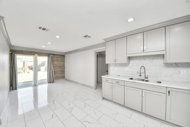 Building Photo - 4503 Hollybrook Ln
