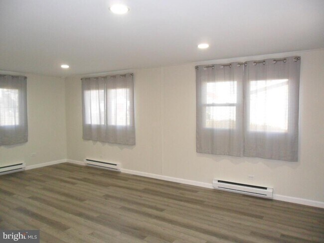 Building Photo - 301 Tichy Dr