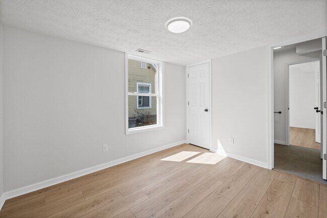 Building Photo - COMPLETELY RENOVATED 4BR HOME - MOVE-IN SPECIAL