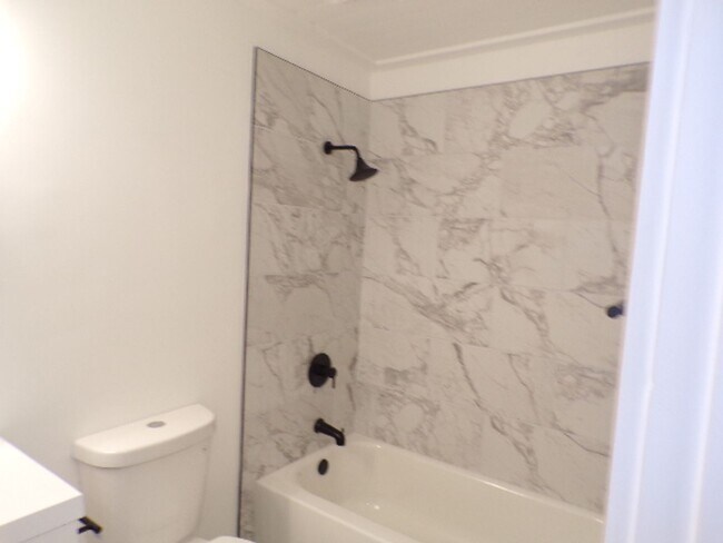 Building Photo - Remodeled Condo Located In Woodlake Villas