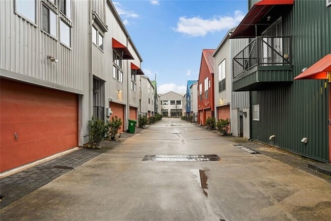 Building Photo - 920 Memorial Dr SE