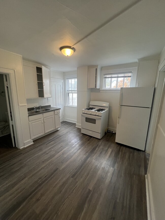 Building Photo - 571 Charles Ave