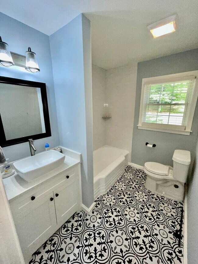 Building Photo - Bright and Modern 3 Beds 2.5 Baths Townhom...