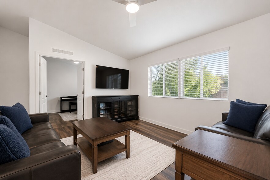 Building Photo - 2605 1/2 Kauana Loa Dr