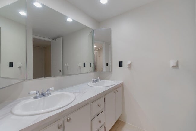 Building Photo - 393 Lake Arbor Dr