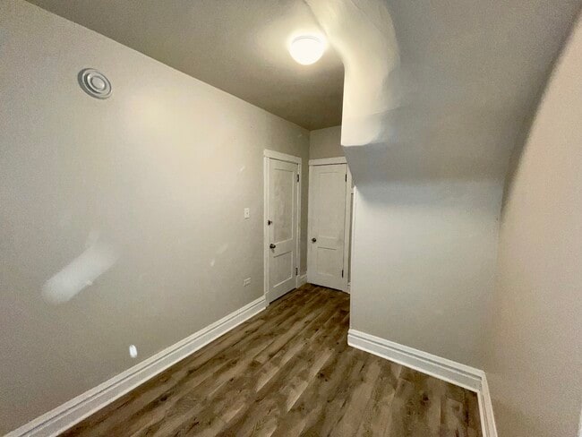 Building Photo - 4045 S Richmond St