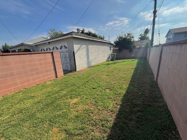 Building Photo - Spacious 2 Bedroom Home with 2 Bonus Rooms