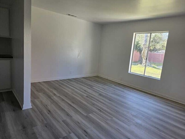 Building Photo - 1227 E Pasadena St