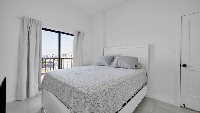 Building Photo - 415 NW 13 Ct