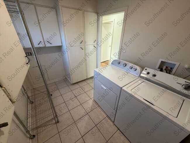 Building Photo - Beautiful- 3 Bedroom 1 bathroom Freshly Painted!