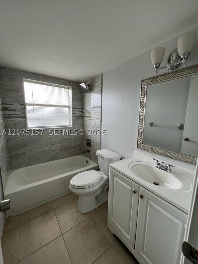 Building Photo - 10112 Twin Lakes Dr