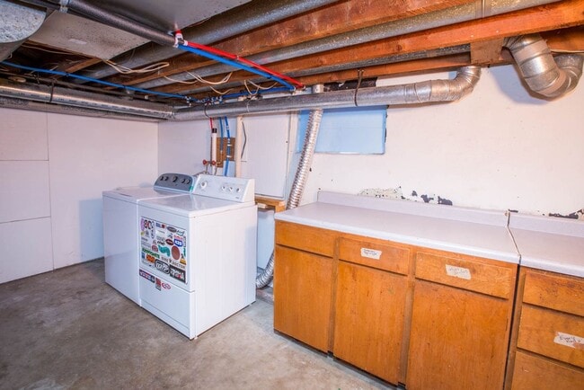 Building Photo - Centrally located single family home 2 bed...