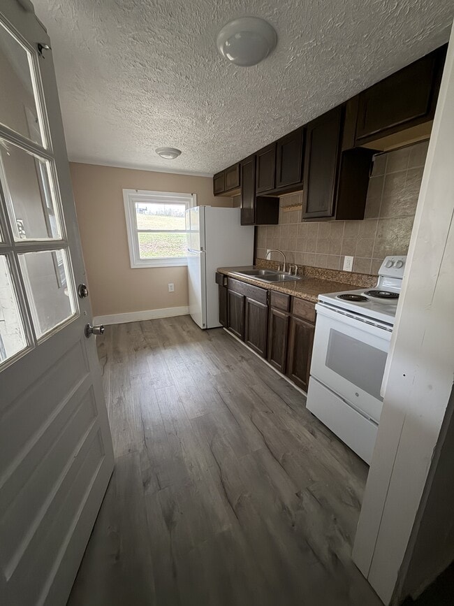 Building Photo - 1601 Macedonia Church Rd