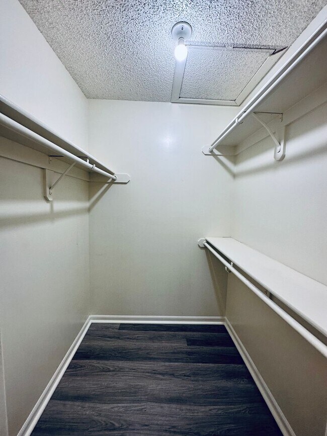 Building Photo - {10709}  Spacious Overland Park Duplex + T...
