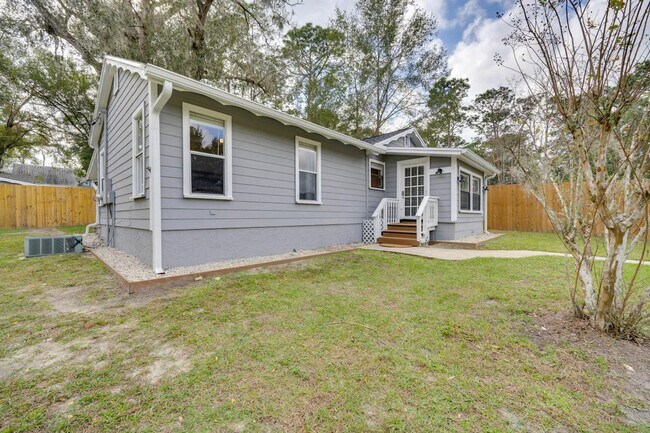 Building Photo - 224 E Kelly Park Rd