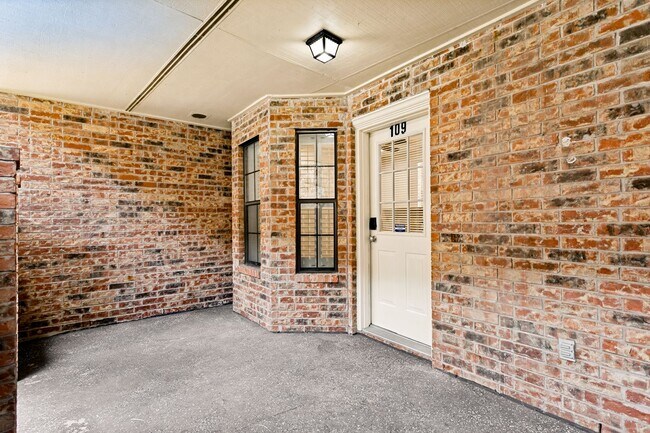 Building Photo - GROUND-FLOOR 2-BEDROOM ALAMO HEIGHTS CONDOMINIUM