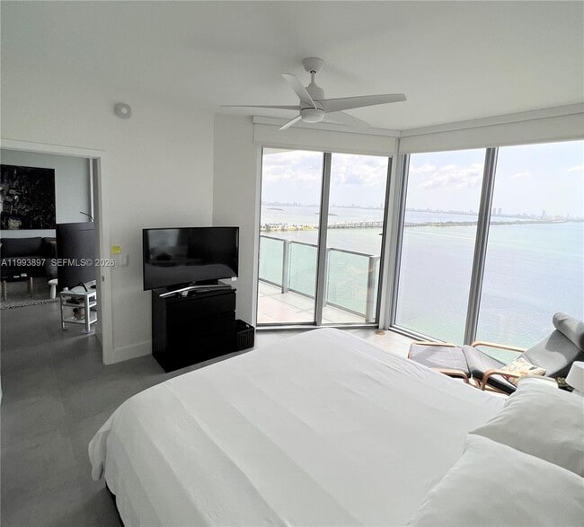 Building Photo - 2900 NE 7th Ave