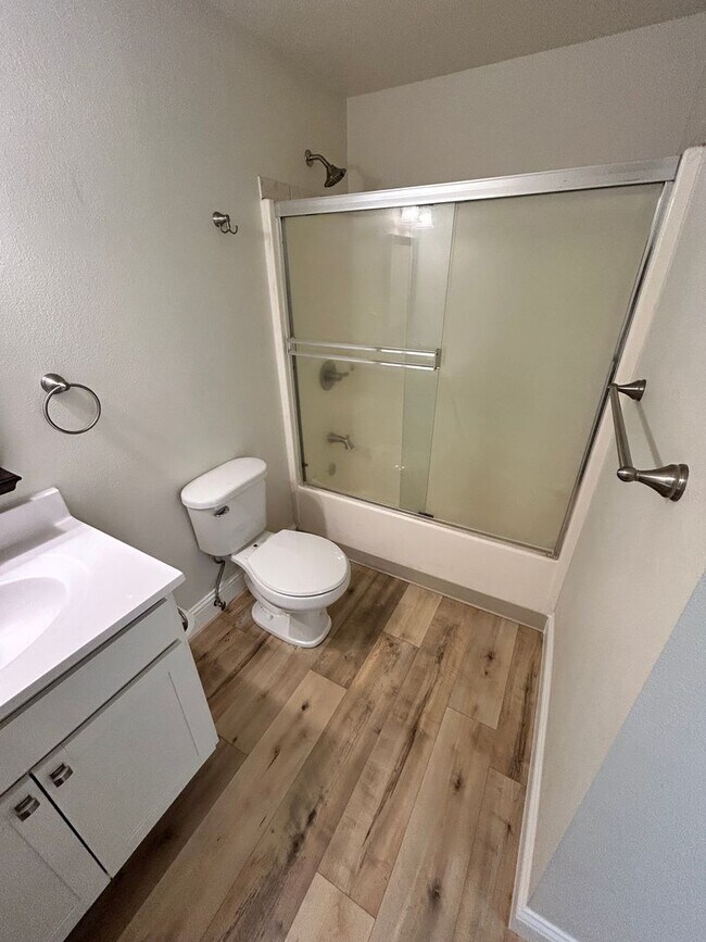 Building Photo - Newly Renovated 3 Bedroom, 2 Bath Home in ...