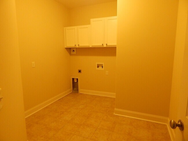 Building Photo - Spacious 6 bedroom, 4 bathroom home!